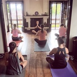 Mayura Yoga &amp; Meditação logo